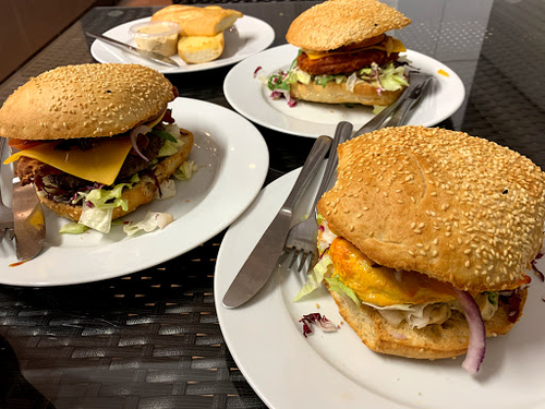 Der Firmenname ist Burger Factory