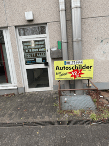 Der Firmenname lautet Kfz-Zulassungsdienst und Schilder Factory