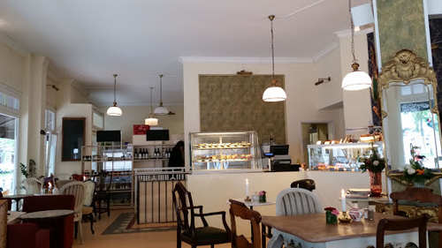 Eclair au Café